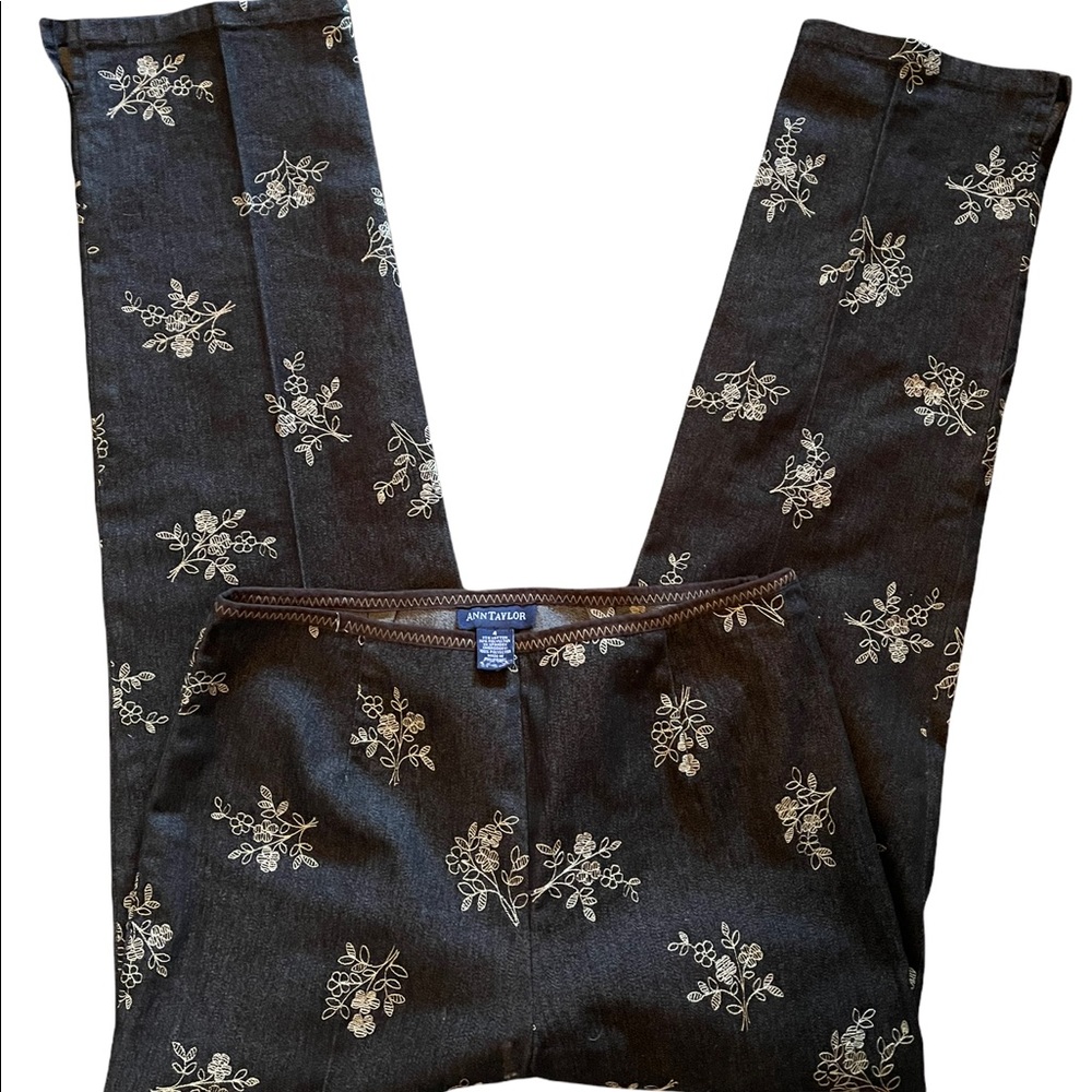 EUC Ann Taylor Black Flat Front Floral Embroidered Side-Zip Pants Sz4